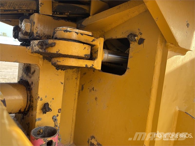 CAT CS-323C Single drum rollers