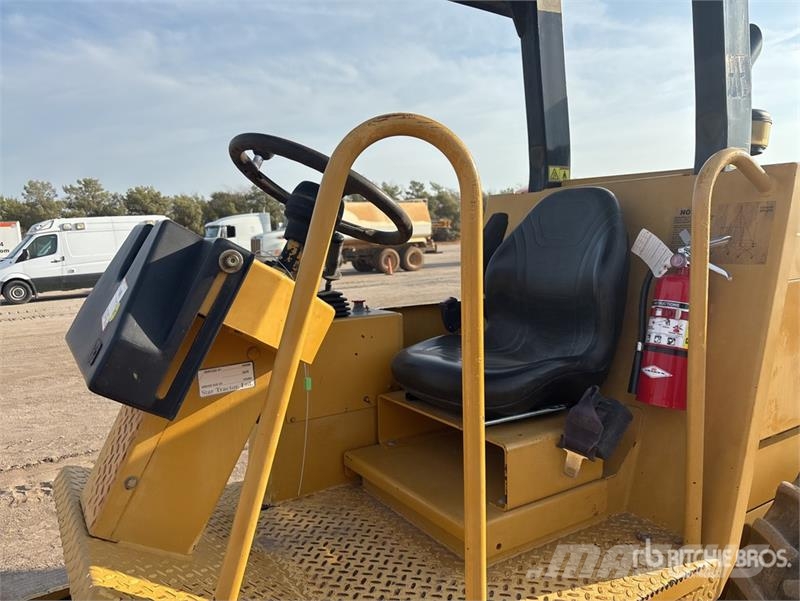 CAT CS-323C Single drum rollers