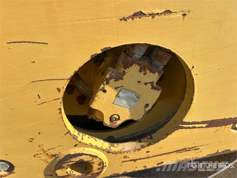 CAT CS-433E Smooth Drum Compactor Walzenzüge