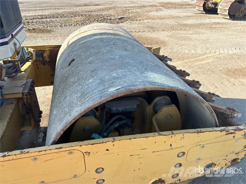 CAT CS-433E Smooth Drum Compactor Walzenzüge