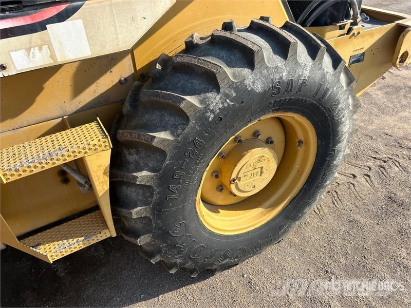 CAT CS-433E Smooth Drum Compactor Walzenzüge