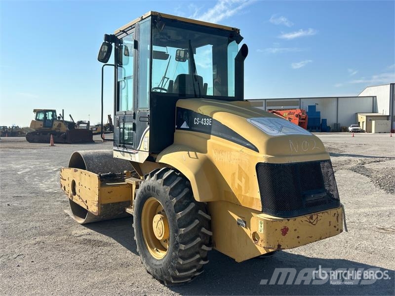 CAT CS-433E Smooth Drum Compactor Walzenzüge