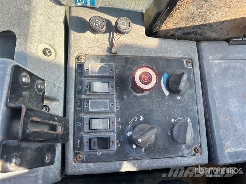 CAT CS-433E Smooth Drum Compactor Walzenzüge