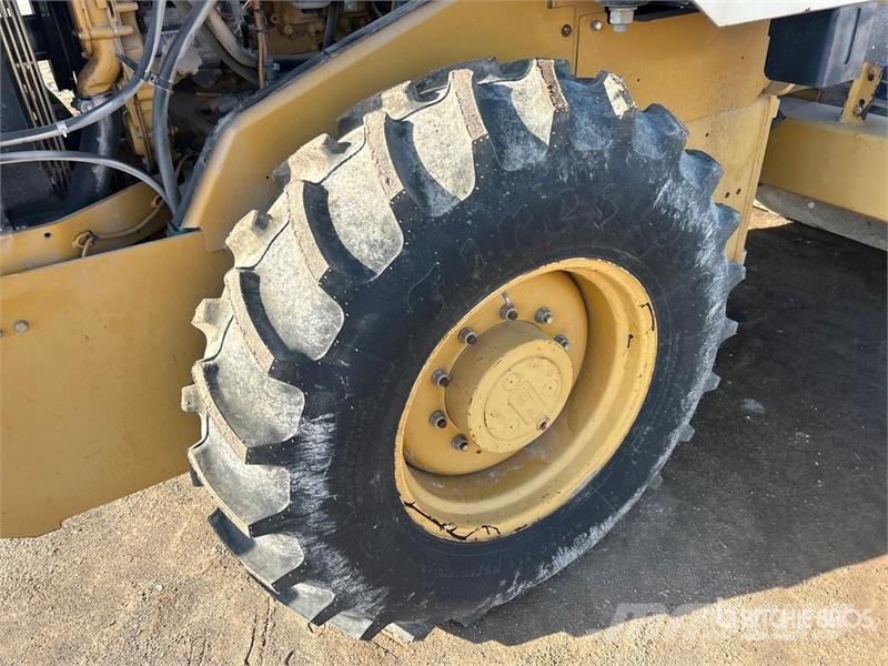 CAT CS-433E Smooth Drum Compactor Walzenzüge