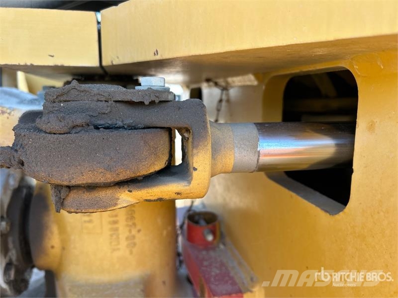 CAT CS-433E Smooth Drum Compactor Walzenzüge