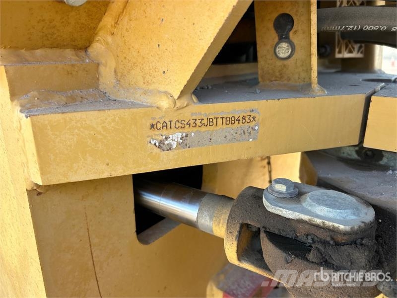 CAT CS-433E Smooth Drum Compactor Walzenzüge
