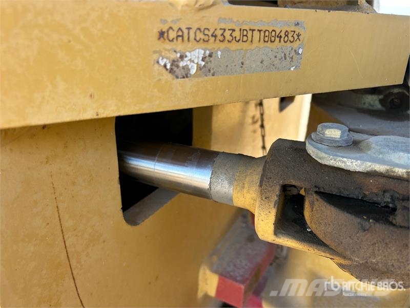 CAT CS-433E Smooth Drum Compactor Walzenzüge