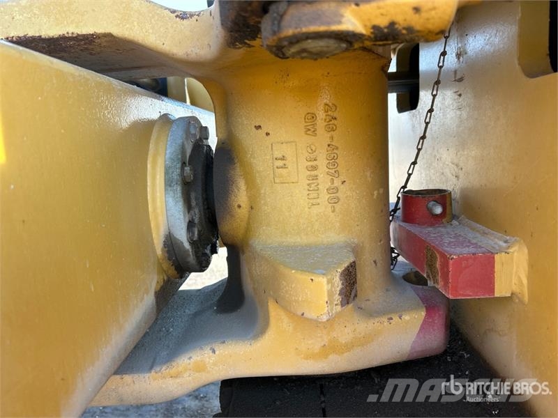 CAT CS-433E Smooth Drum Compactor Walzenzüge