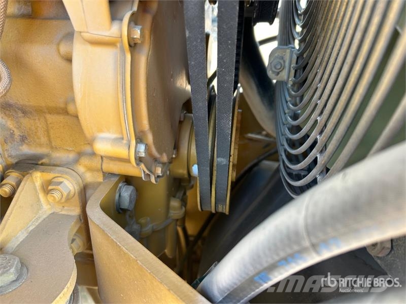 CAT CS-433E Smooth Drum Compactor Walzenzüge