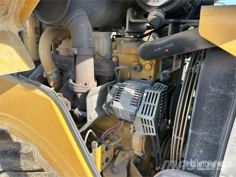 CAT CS-433E Smooth Drum Compactor Walzenzüge