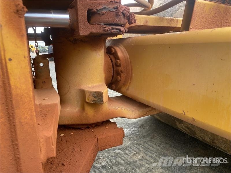 CAT CS563E Smooth Drum Compactor Enojni valjarji