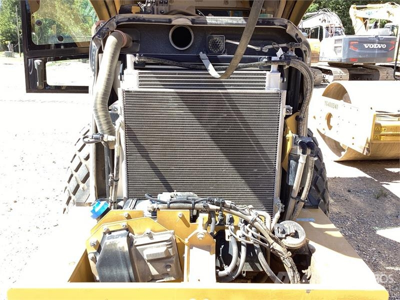 CAT CS7 Smooth Drum Compactor Enojni valjarji