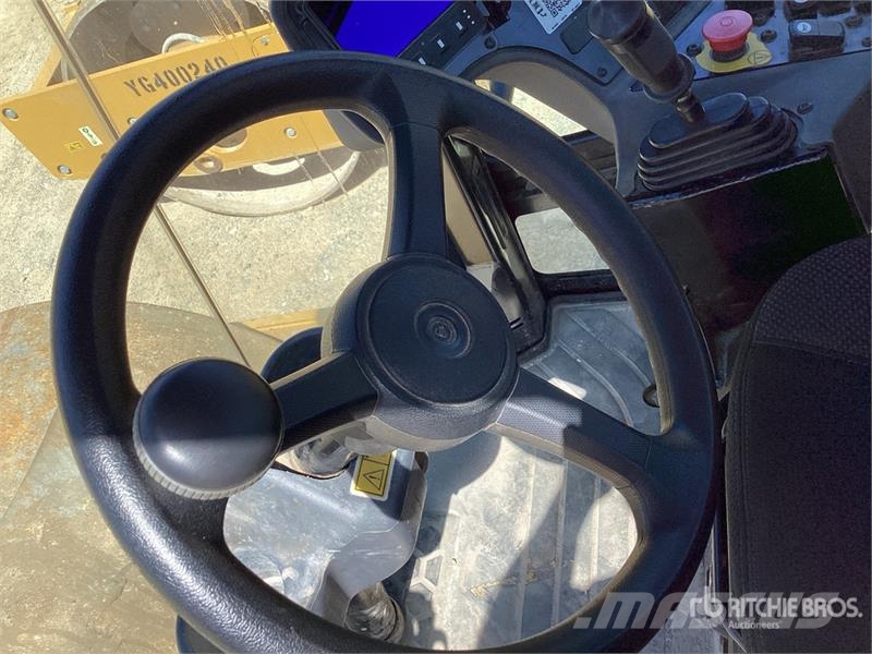 CAT CS7 Smooth Drum Compactor Enojni valjarji