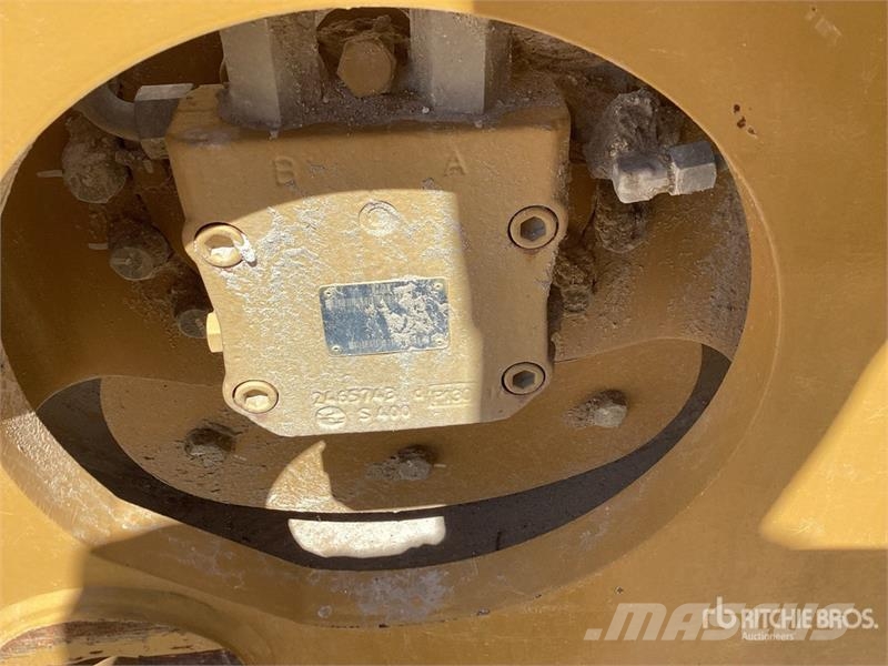 CAT CS7 Smooth Drum Compactor Enojni valjarji