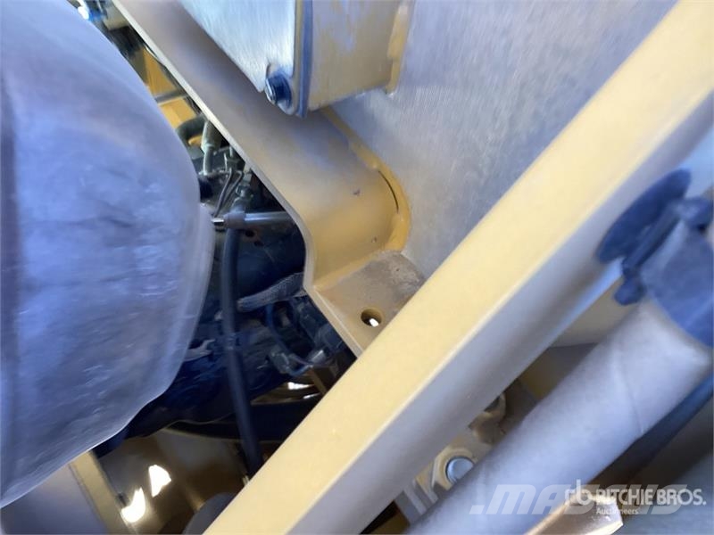 CAT CS7 Smooth Drum Compactor Enojni valjarji