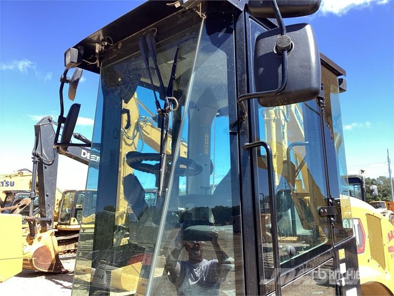 CAT CS7 Smooth Drum Compactor Enojni valjarji
