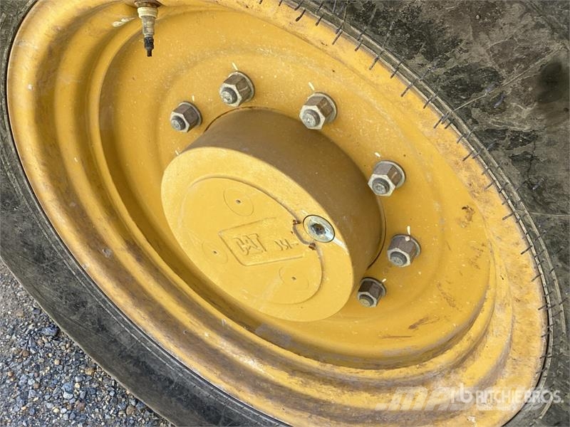 CAT CS7 Smooth Drum Compactor Enojni valjarji