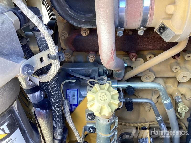 CAT CS7 Smooth Drum Compactor Enojni valjarji