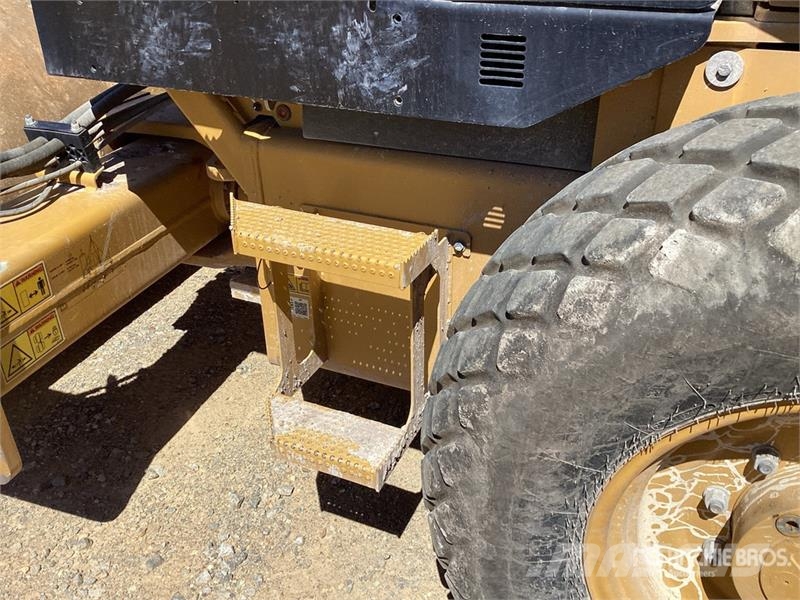 CAT CS7 Smooth Drum Compactor Enojni valjarji