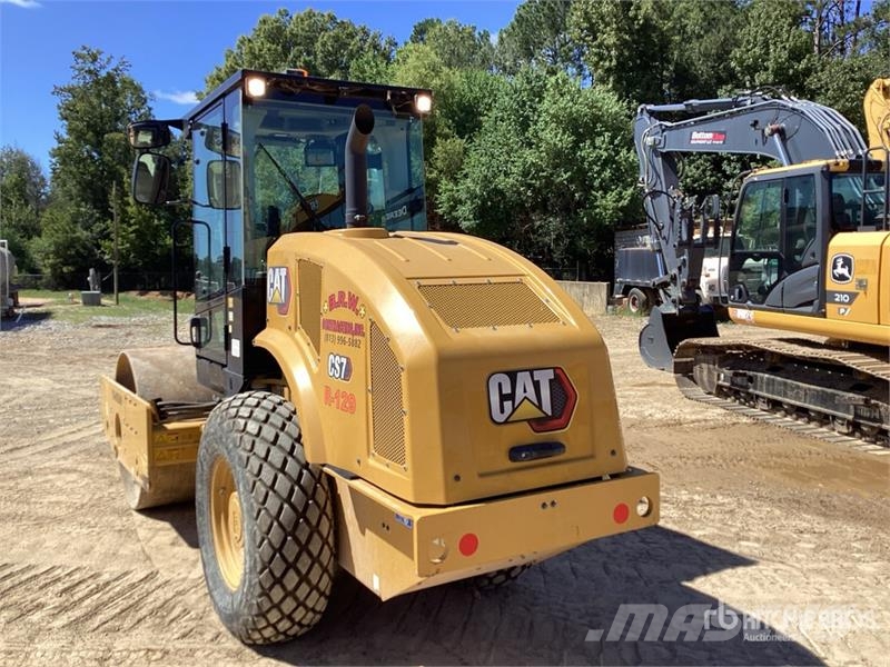 CAT CS7 Smooth Drum Compactor Enojni valjarji