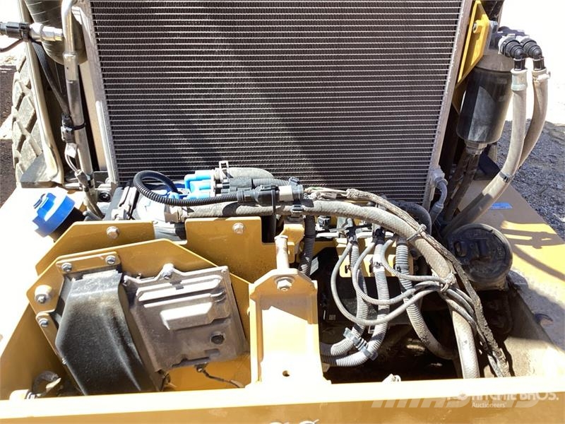 CAT CS7 Smooth Drum Compactor Enojni valjarji