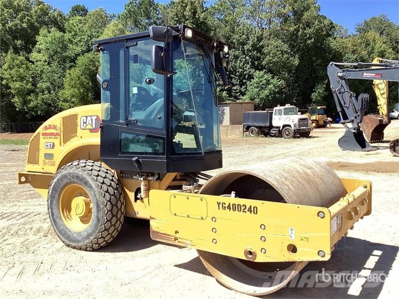 CAT CS7 Smooth Drum Compactor Enojni valjarji