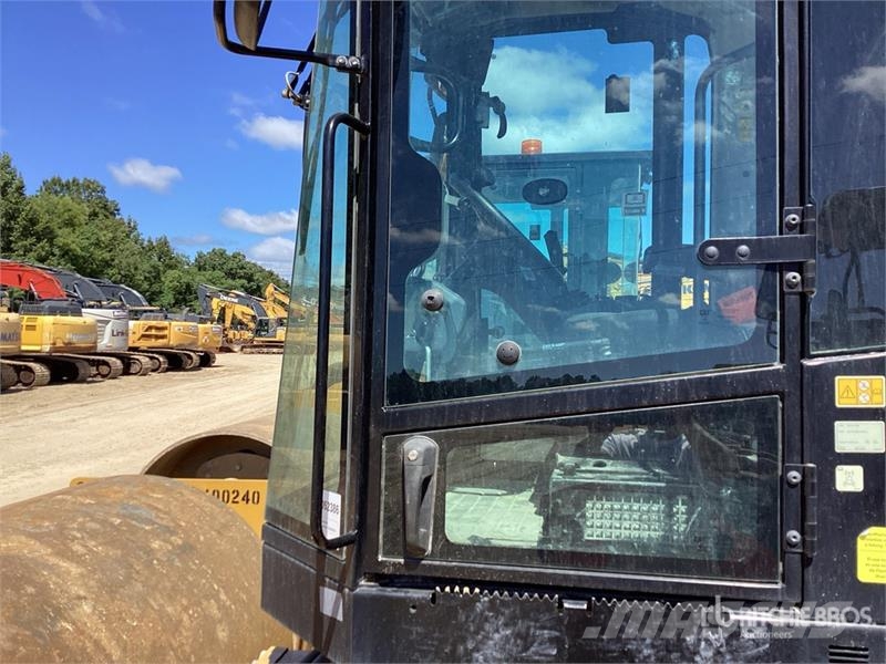 CAT CS7 Smooth Drum Compactor Enojni valjarji