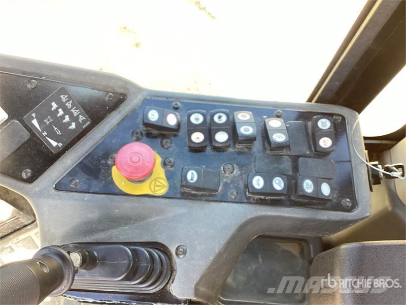 CAT CS7 Smooth Drum Compactor Enojni valjarji