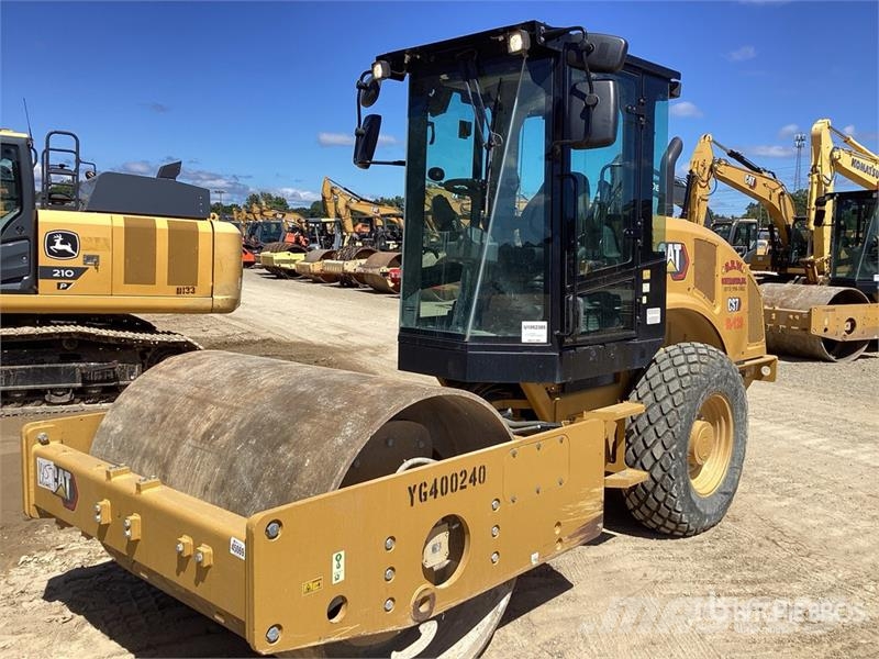 CAT CS7 Smooth Drum Compactor Enojni valjarji