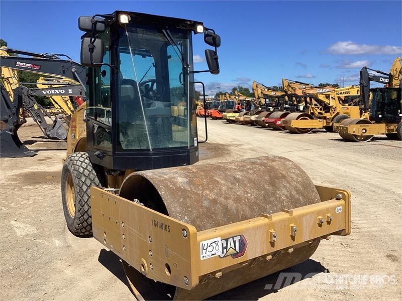 CAT CS7 Smooth Drum Compactor Enojni valjarji