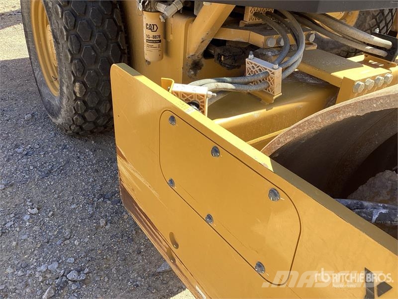 CAT CS7 Smooth Drum Compactor Enojni valjarji