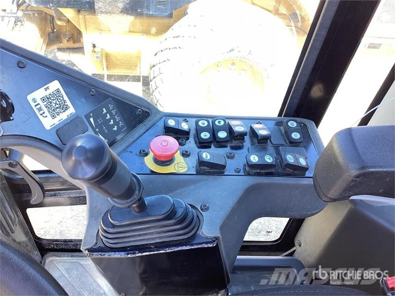 CAT CS7 Smooth Drum Compactor Enojni valjarji
