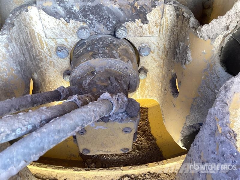 CAT CS7 Smooth Drum Compactor Enojni valjarji