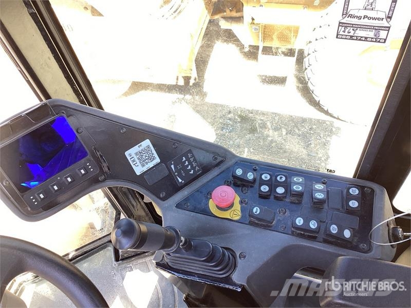 CAT CS7 Smooth Drum Compactor Enojni valjarji