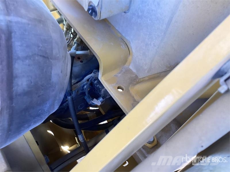 CAT CS7 Smooth Drum Compactor Enojni valjarji
