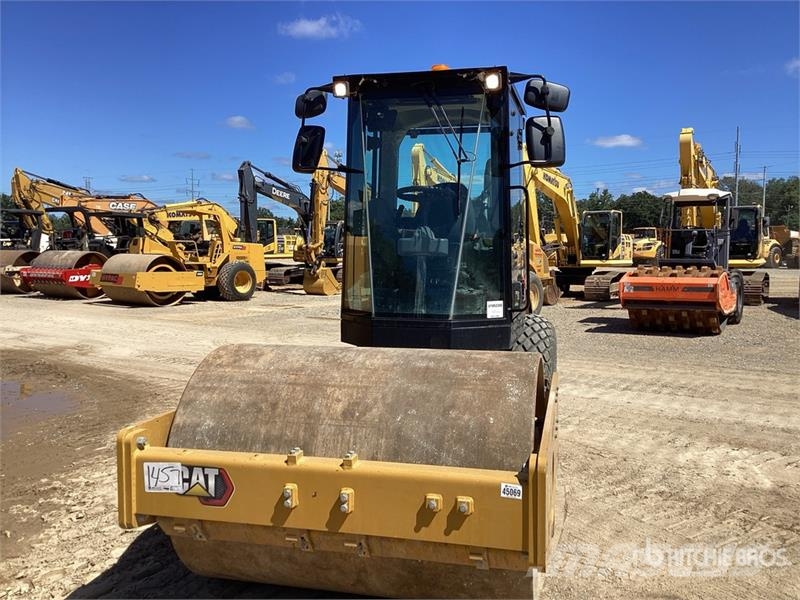 CAT CS7 Smooth Drum Compactor Enojni valjarji