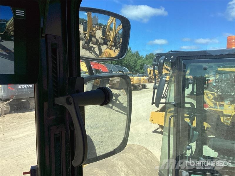 CAT CS7 Smooth Drum Compactor Enojni valjarji