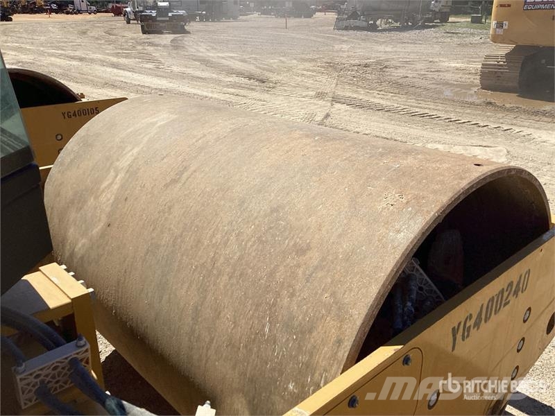 CAT CS7 Smooth Drum Compactor Enojni valjarji