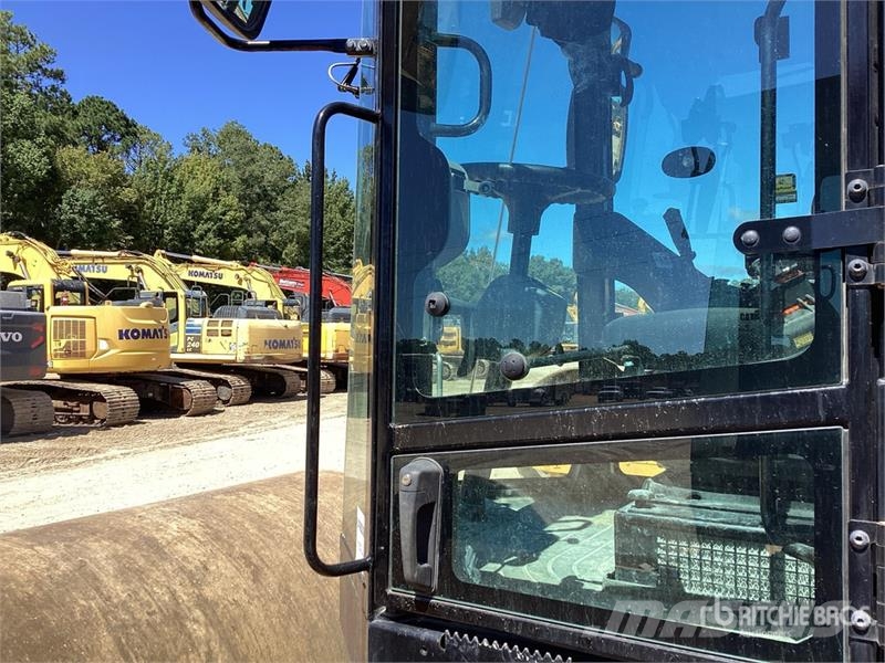 CAT CS7 Smooth Drum Compactor Enojni valjarji