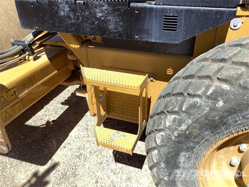 CAT CS7 Smooth Drum Compactor Enojni valjarji