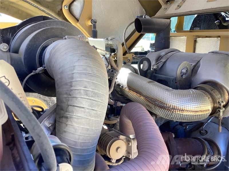 CAT CS7 Smooth Drum Compactor Enojni valjarji