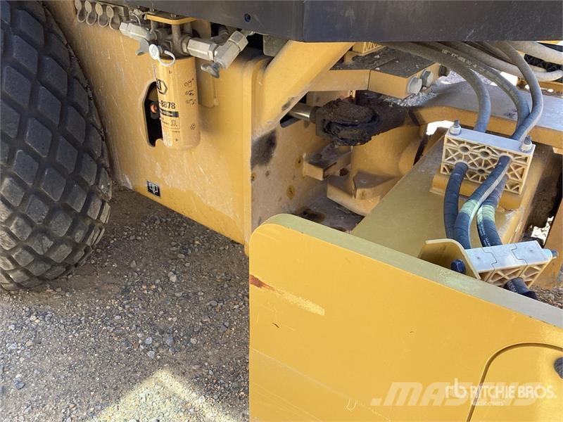 CAT CS7 Smooth Drum Compactor Enojni valjarji
