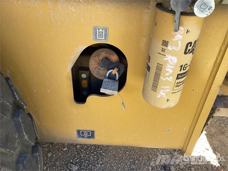 CAT CS7 Smooth Drum Compactor Enojni valjarji