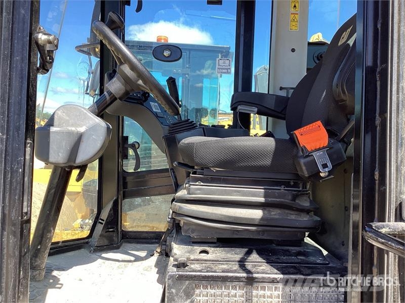 CAT CS7 Smooth Drum Compactor Enojni valjarji