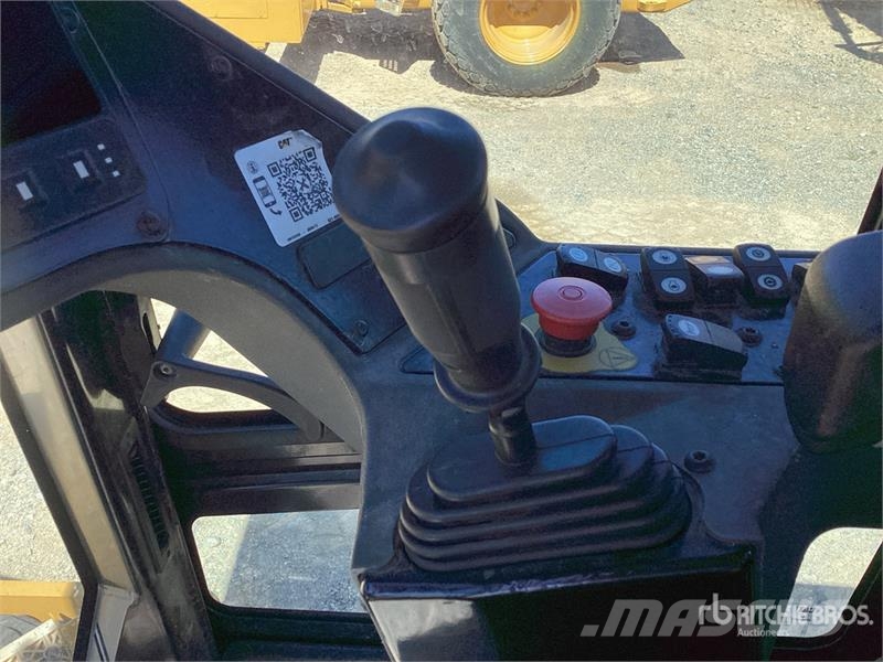 CAT CS7 Smooth Drum Compactor Enojni valjarji