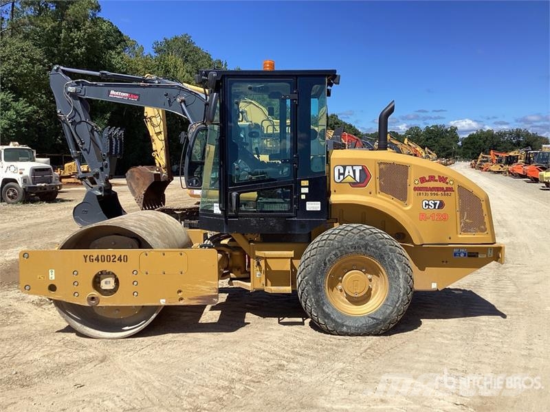 CAT CS7 Smooth Drum Compactor Enojni valjarji