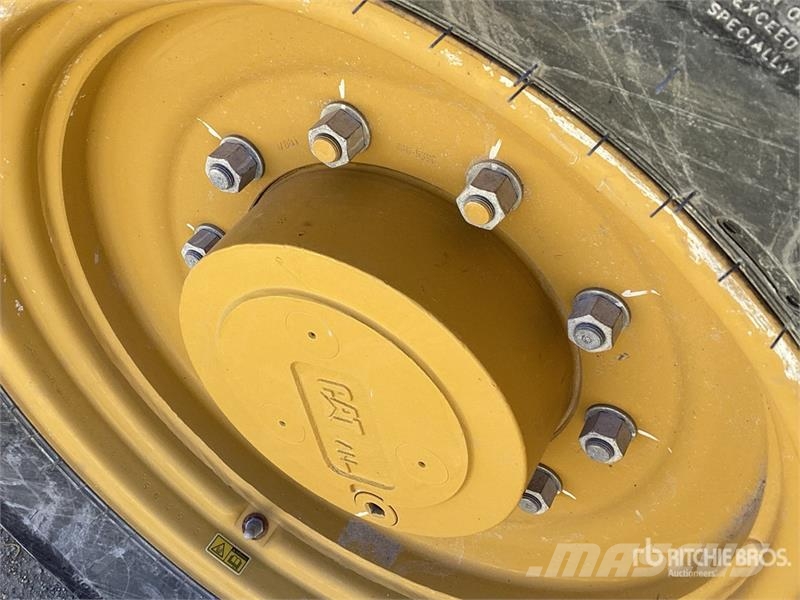 CAT CS7 Smooth Drum Compactor Enojni valjarji