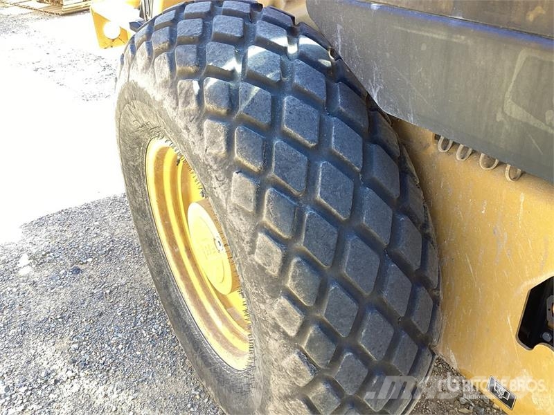 CAT CS7 Smooth Drum Compactor Enojni valjarji
