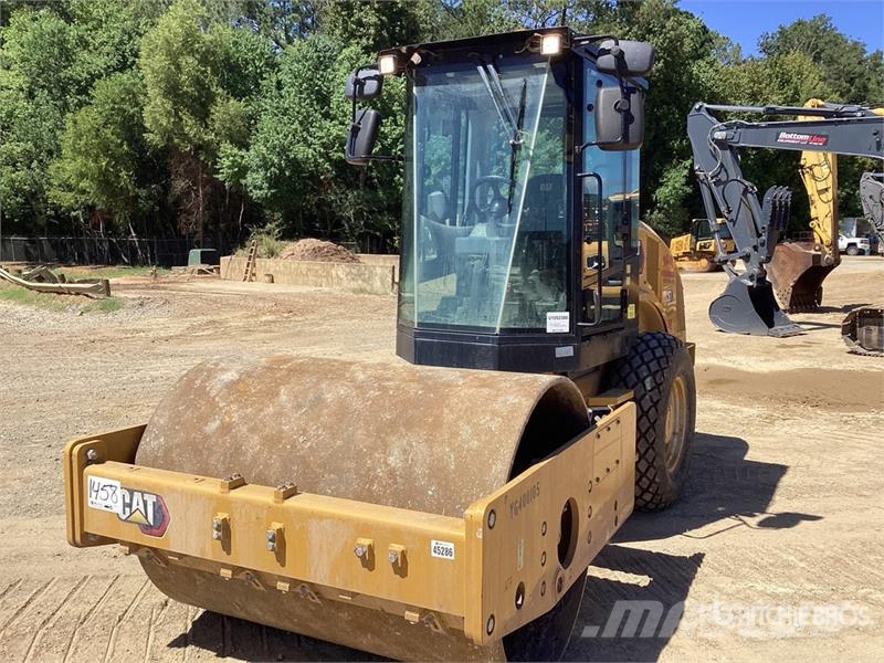 CAT CS7 Smooth Drum Compactor Enojni valjarji