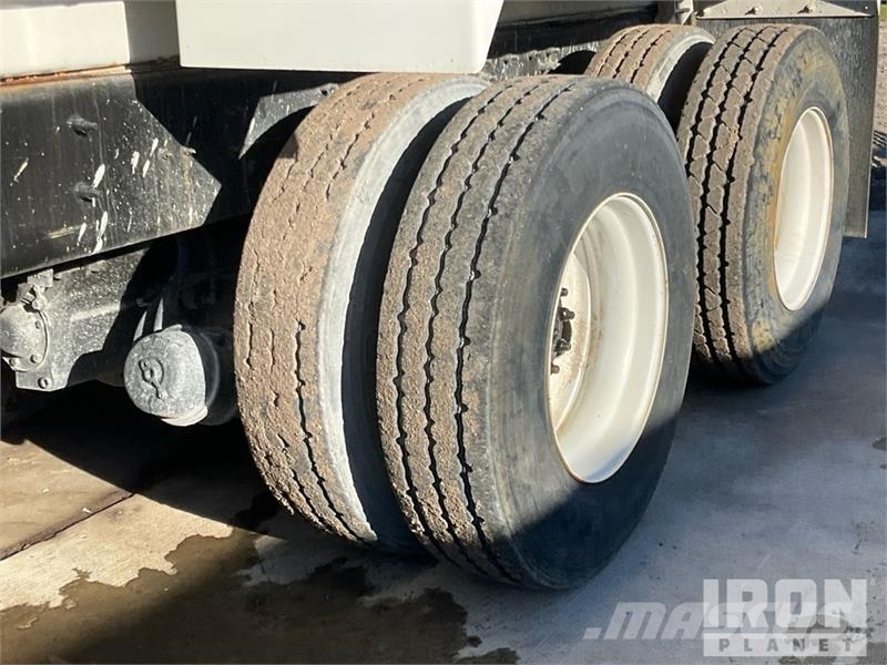 CAT CT660S صهاريج مياه